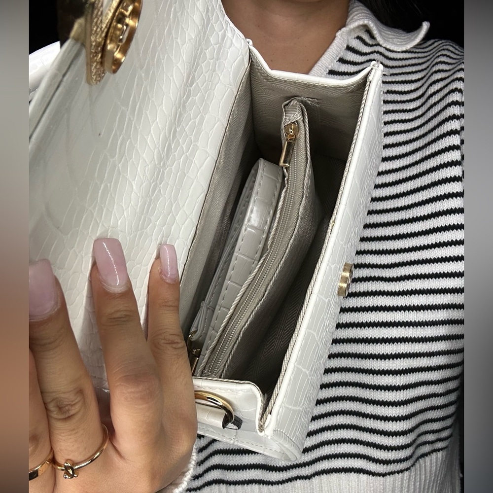 Elegant White Croc-Embossed Handbag - Picture 6 of 8